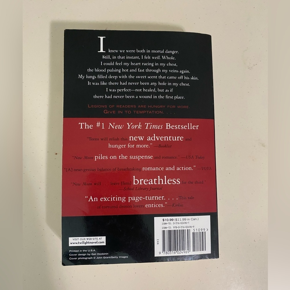 New Moon Book by Stephenie Meyer - Black and Red Cover - Picture 2 of 2